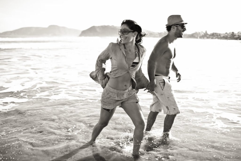 casal de modelos em ensaio na praia de buzios