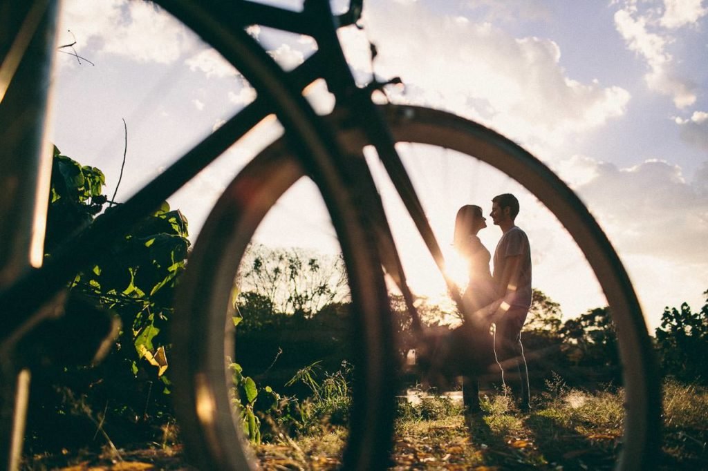 casal no contra luz com bicicleta ensaio pre wedding