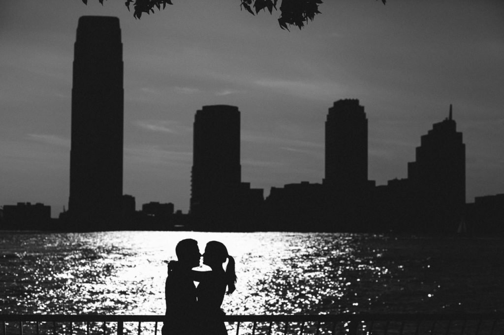 noivos no contra luz em preto e branco reflexo na agua new york new jersey