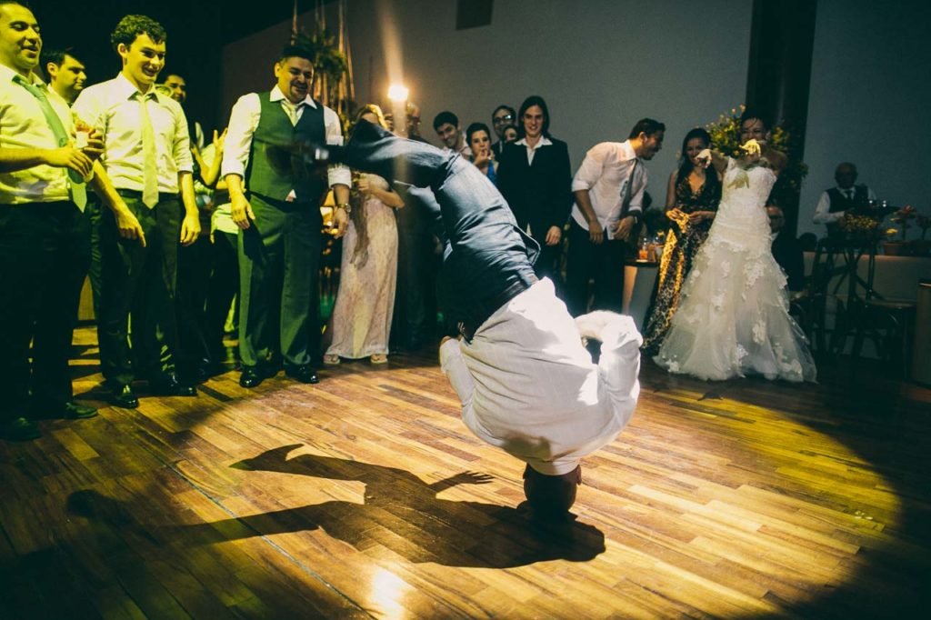 festa de casamento convidados dançando break noiva curtindo