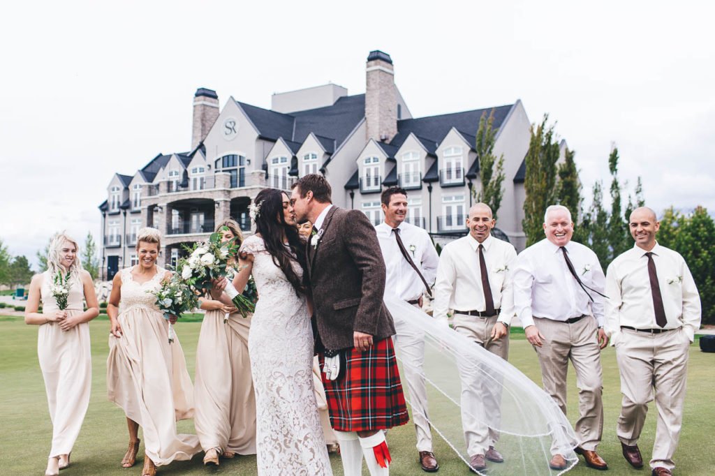 casamento escocês noivos se beijando padrinhos e madrinhas
