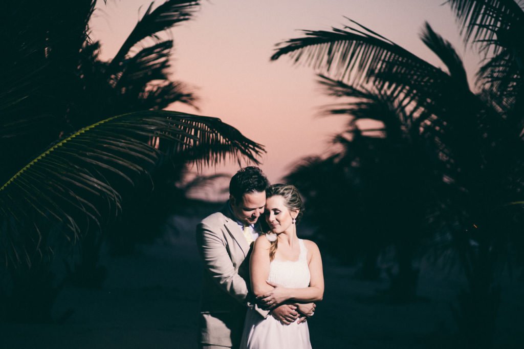 casamento na praia retrato dos noivos no por do sol