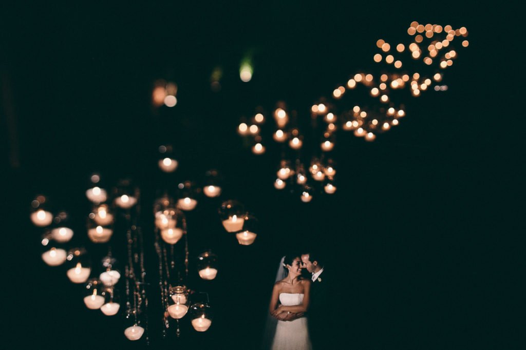 fotografia de casamento com luzes de velas