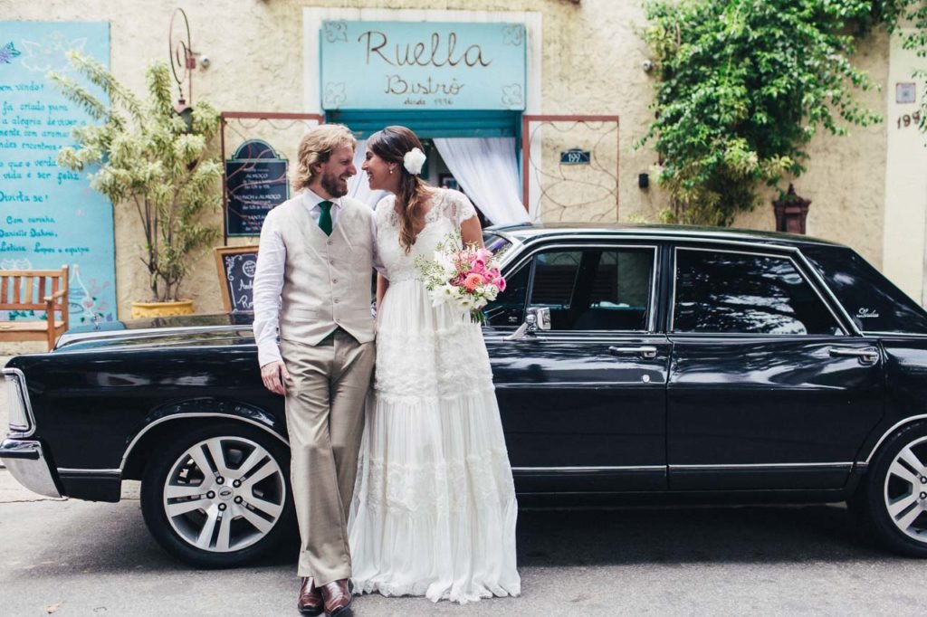 Noivos em frente ao local do casamento Ruella Bistro carro da noiva foi um Landau